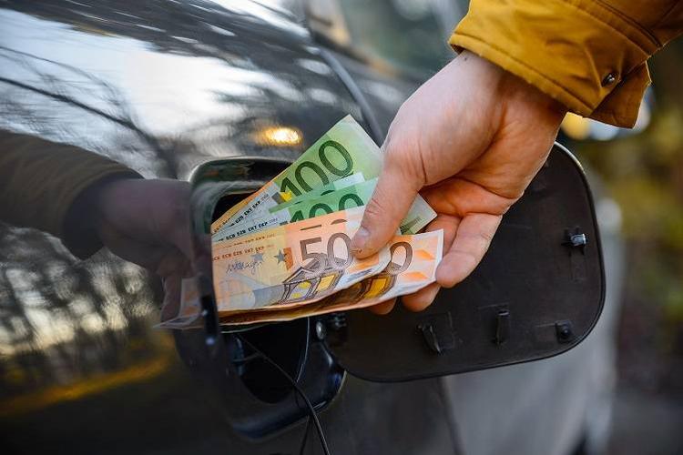 Taglio delle accise fino a fine giugno. Oggi la decisione