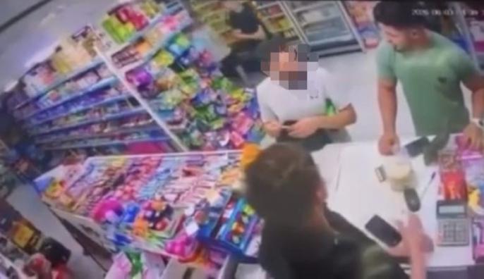 الملاكم المغربي إبراهيم بنمالك يوجه لكمة لشخص أساء إلى الملك أمامه + ڤيديو