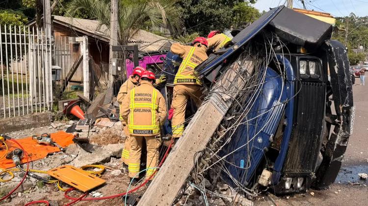 Caminhão tomba, derruba poste e atinge residência em Igrejinha; motorista ficou preso na cabine
