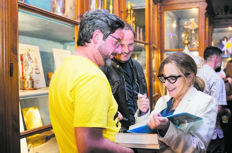 Pettegolezzi, balli e gin tonic. I libri possono attendere