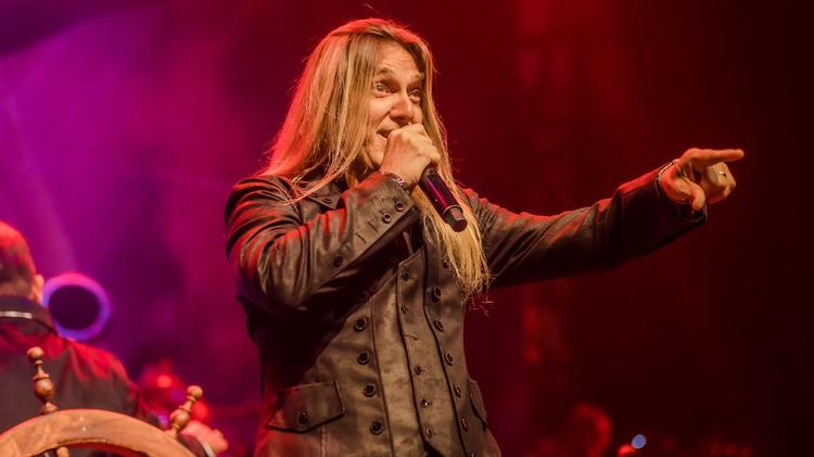 Edu Falaschi terá Rafael Bittencourt e Felipe Andreoli em show solo em SP