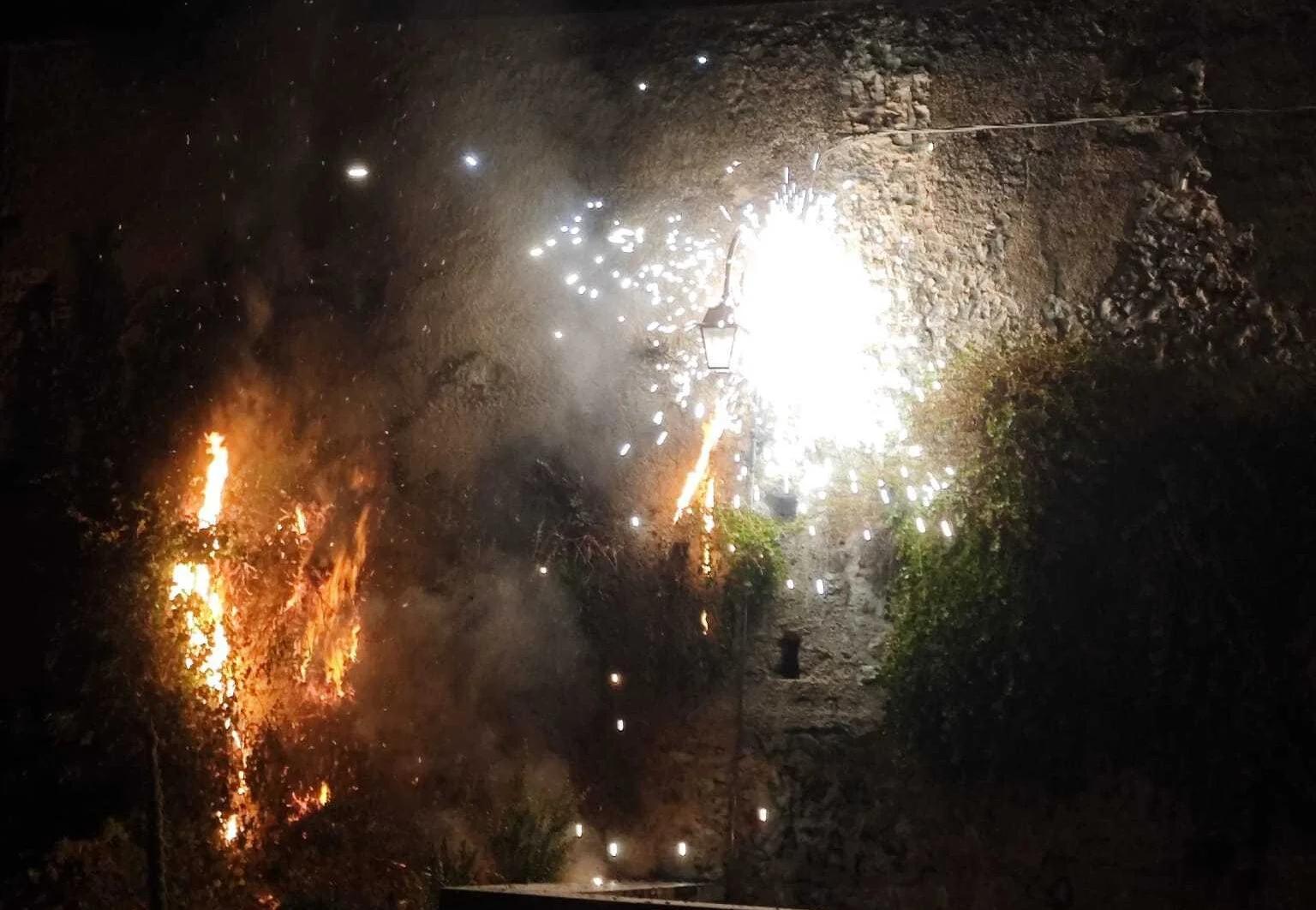 Cortocircuito di un lampione accende il fuoco a Eboli: momenti di paura vicino al santuario dei Santi Cosma e Damiano