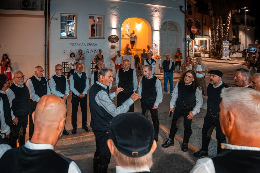 𝟗 𝐋𝐔𝐆𝐋𝐈𝐎 - 𝐂𝐎𝐑𝐈 𝐈𝐓𝐈𝐍𝐄𝐑𝐀𝐍𝐓𝐈 Come ogni giovedì,  Golfo Aranci canta la sua tradizione. Lasciati guida...