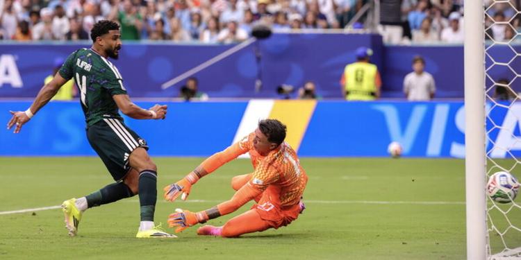 Araujo salva l'Uruguay: 1-1 con l'Arabia in una giornata di clamorose sorprese