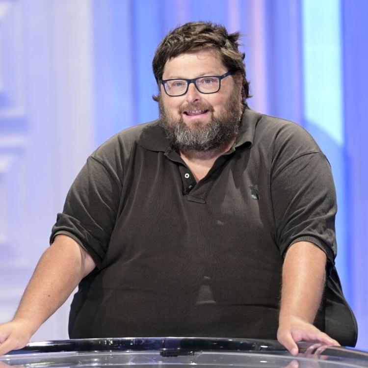 Mario Adinolfi agli arresti domiciliari: accuse di truffa ed evasione fiscale