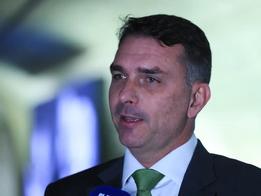 Flávio Bolsonaro sobe o tom contra governo e STF: 'quem tinha que estar preso está comandando o Brasil'