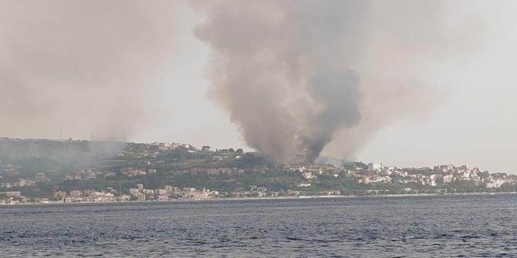 Incendio a Villa San Giovanni, le fiamme lambiscono alcune abitazioni