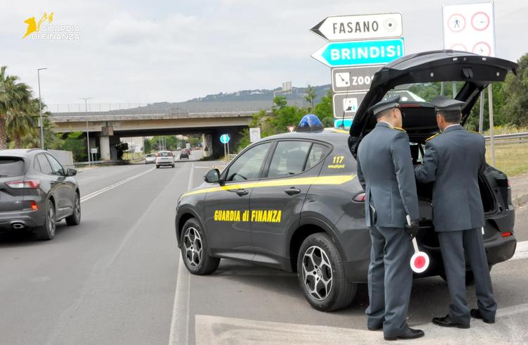 Taxi abusivo al porto di Brindisi: multa e sequestro del mezzo