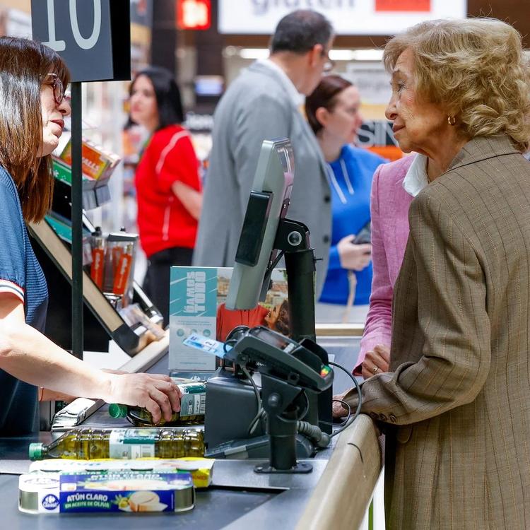 La reina Sofía sorprende a los clientes de un supermercado de Madrid en el inicio de la Recogida Primavera del Banco de Alimentos