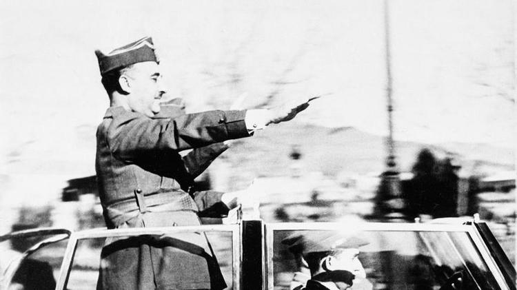 Un retrato de Franco de dos metros se vende en apenas unos minutos por 1.300 euros en una subasta en Madrid