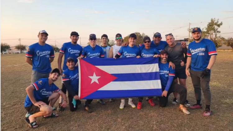 Cubanos e brasileiros jogam beisebol e promovem troca cultural no interior de SP: 'Quase o meu país', diz organizador