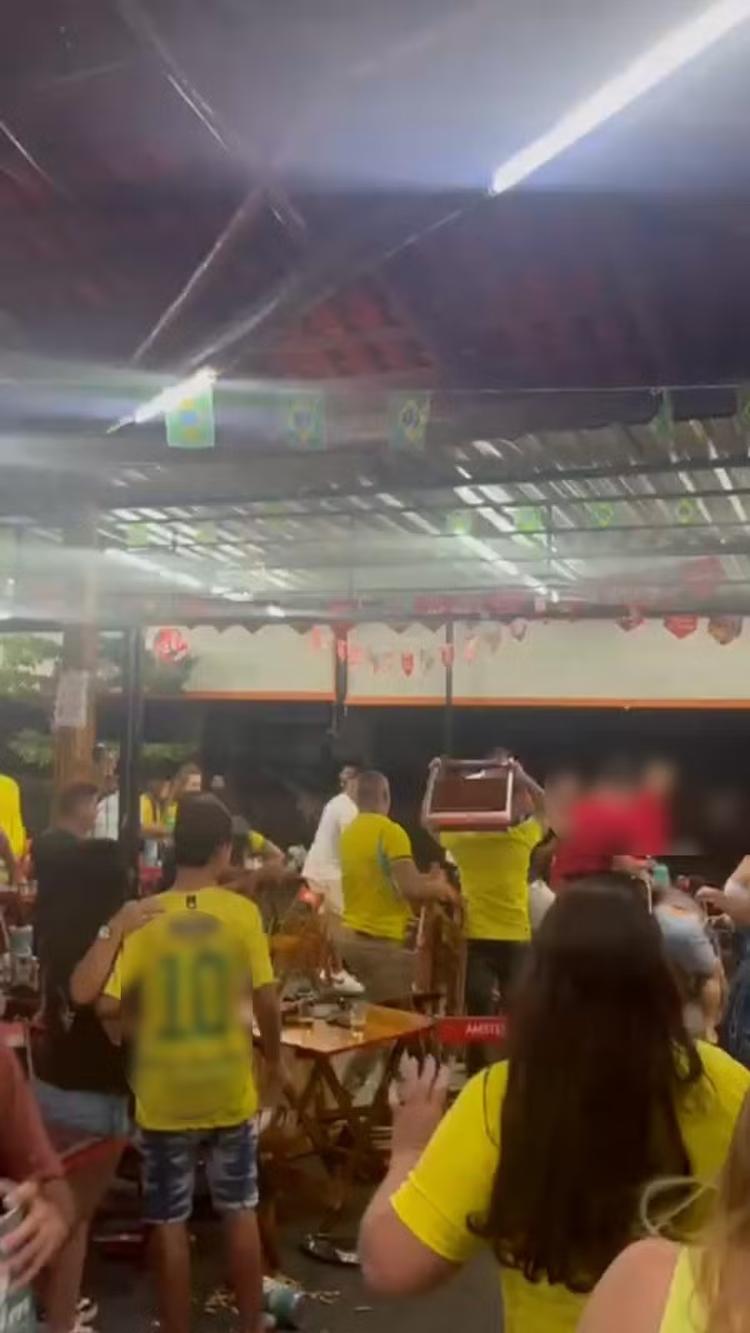 VÍDEO: Jogo do Brasil acaba com socos e cadeiradas em bar de MG