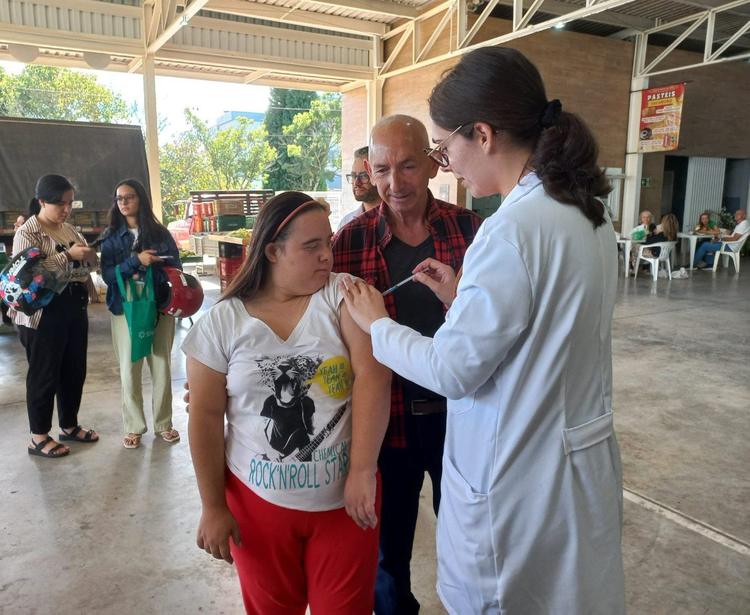 Mais de 350 pessoas são vacinadas contra a gripe durante ação em Farroupilha