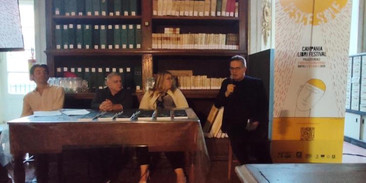 Un viaggio tra le fake news con Klaus Davi al Campania Libri Festival