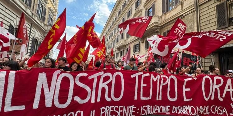 Schlein alla manifestazione Cgil: «Qui ritrovo lo spirito che ci fece vincere il referendum». Landini: sciopero generale il 20 novembre