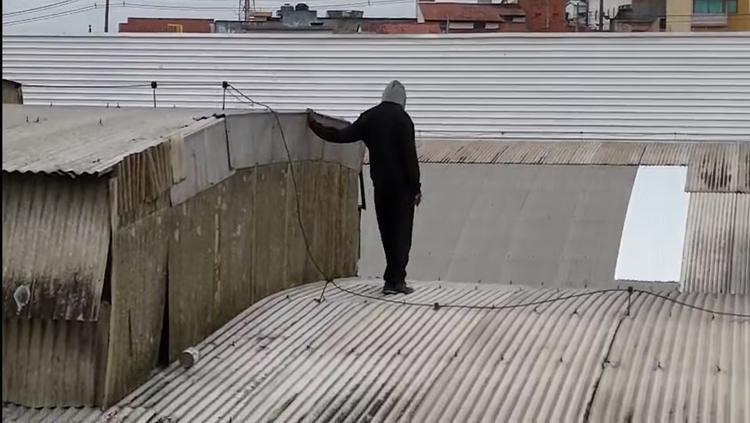 VÍDEO: homem é preso após ficar por uma hora no telhado de fábrica em Mogi das Cruzes