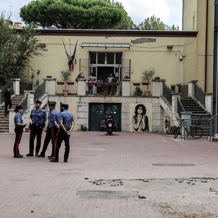 Roma, 13enne accoltella la prof in classe e spruzza lo spray al peperoncino. Valditara: "I...