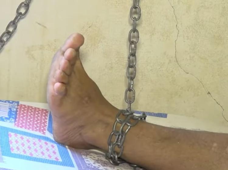 Pais acorrentam filho durante crises relacionadas ao uso de drogas e pedem ajuda no Acre: 'Não sei o que fazer'