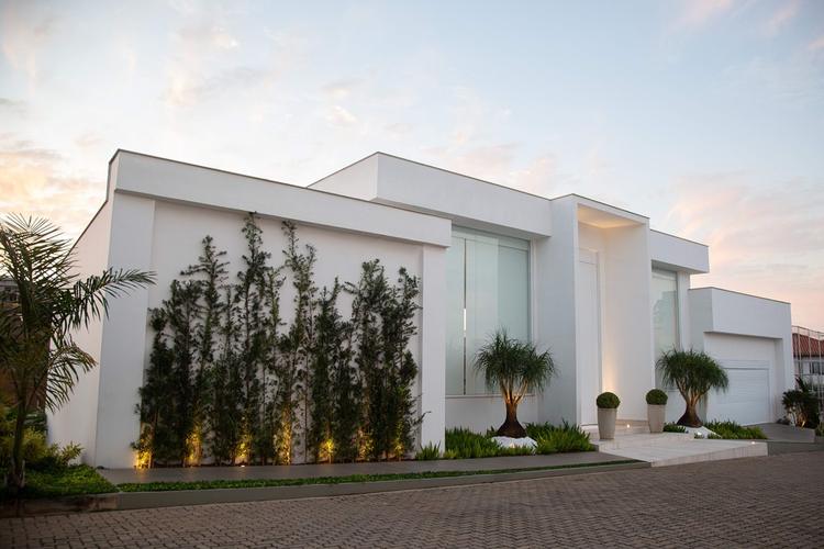 Casa branca, porta imponente: por que o minimalismo monumental virou desejo?