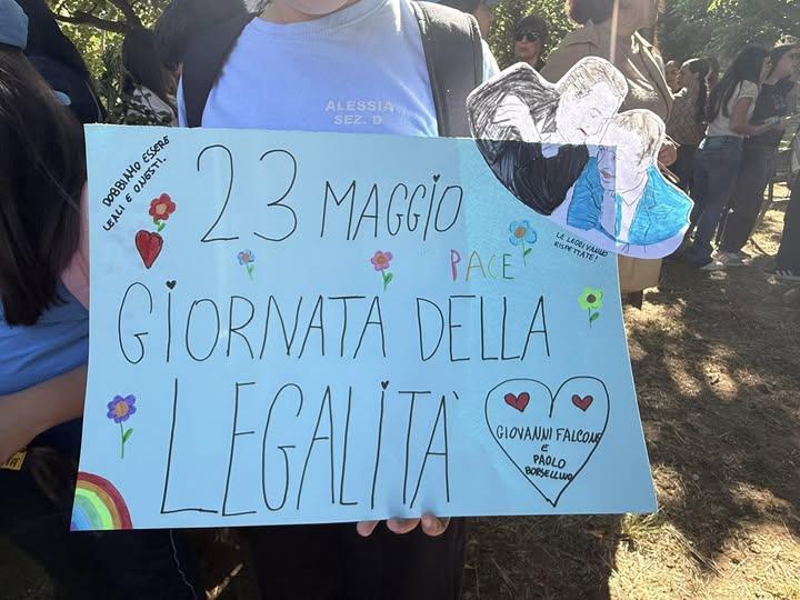 I cartelloni dei nostri ragazzi❤️ Il nostro futuro parla chiaro: partecipazione, legalità, speranza.