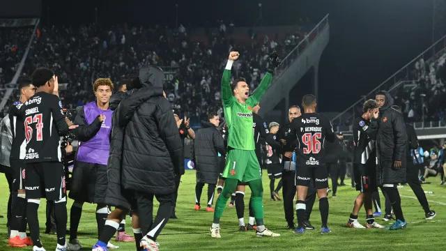 Vasco supera golaço, atropela Olimpia de virada e avança às quartas da Sula