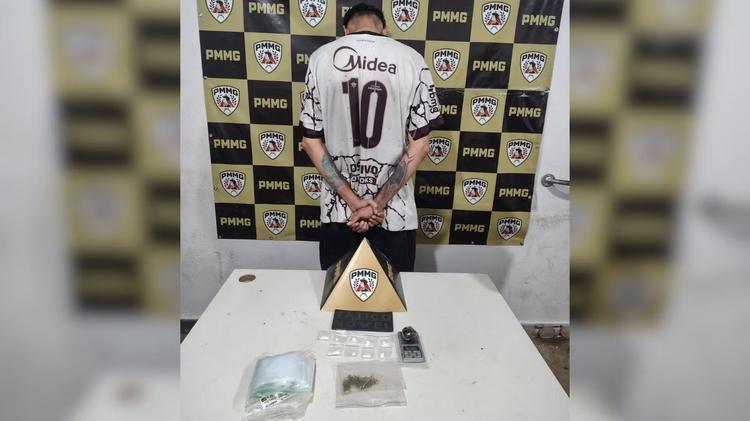 Homem é preso ao assumir que faz 'delivery' de drogas como complemento de renda em Uberaba