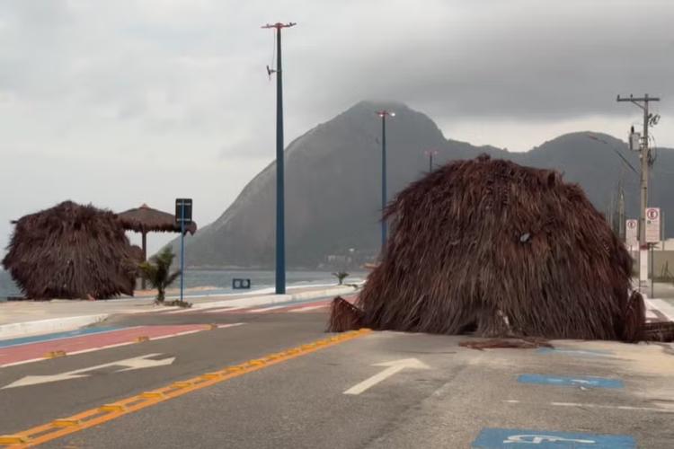 Ventos quebram estrutura de vidro de colégio e levam sombreiros para o meio da pista em Maricá