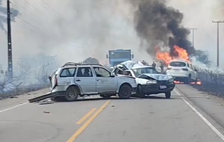 Criança está internada em estado grave após acidente com seis carros em Alhandra, na Paraíba