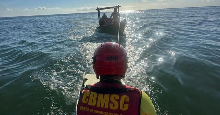 Embarcação de pesca com dois tripulantes é resgatada na Praia do Buraco, em Balneário Camboriú