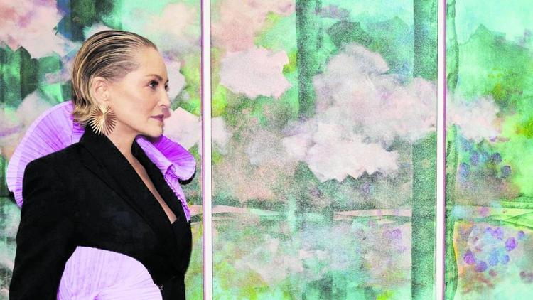 Sharon Stone: “L’arte è una ricerca spirituale”. A Milano il racconto della sua seconda vita da pittrice