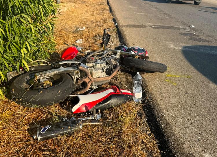 Massafra, violento impatto tra auto e moto: due persone in ospedale