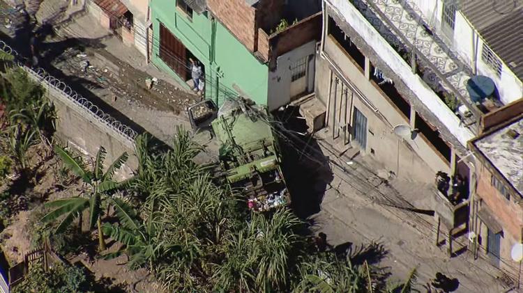 Caminhão de lixo desgovernado atinge casa em BH