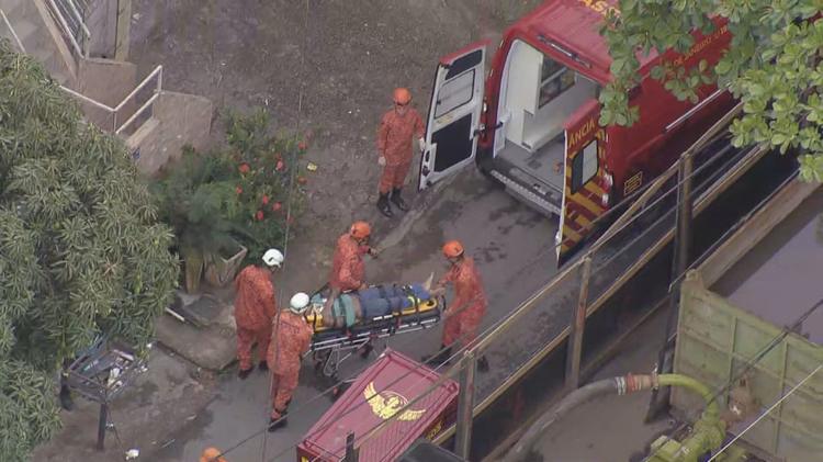 Trabalhador fica ferido após acidente em poço durante obra na Maré, na Zona Norte do Rio