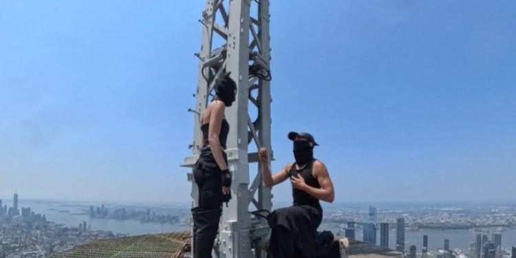 Si arrampicano sull'Empire State Building e lui le chiede di sposarla: arrestati due russi a New York