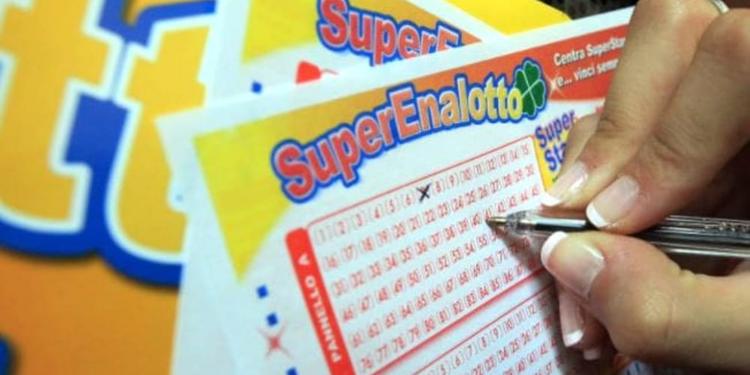 Superenalotto, vincitore cercasi: si avvicina la scadenza e rischia di perdere 596mila euro