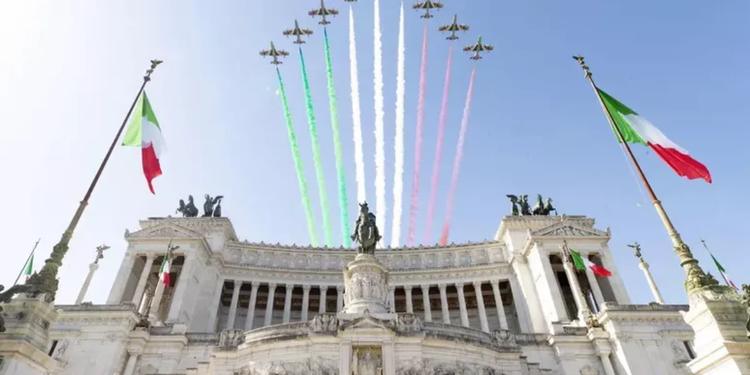 L'Italia celebra gli 80 anni della Repubblica. Mattarella e Meloni ai Fori Imperiali, corona d'alloro all'Altare della Patria