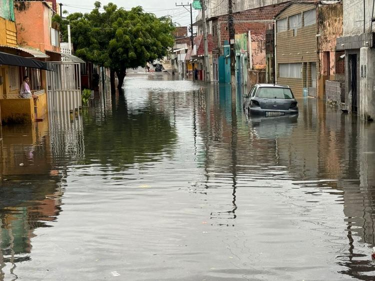 Chuvas: Natal tem ruas alagadas e pontos intransitáveis nesta quarta (13)