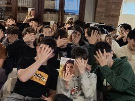 Spegnere l’accesso ai social per 30 giorni. Un esperimento racconta cosa succede ai teenager