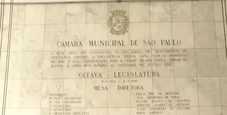 Vereadores vão gastar R$ 350 mil para gravar os próprios nomes em placas de mármore em homenagem na Câmara de SP
