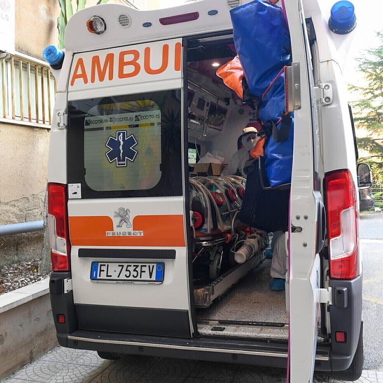 Difende il figlio durante una lite, gravissimo un 50enne