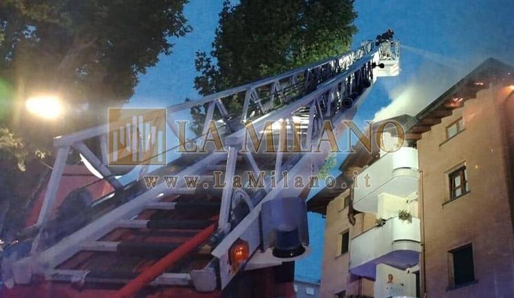Incendio a Brugherio, medico di 66 anni muore dopo essersi lanciato dal quarto piano per sfuggire alle fiamme