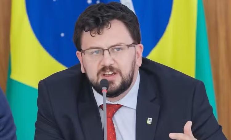 Ex-chefe de gabinete de Lula recebeu de empresária ligada a Lulinha minuta de contrato de venda de canabidiol ao Ministério da Saúde