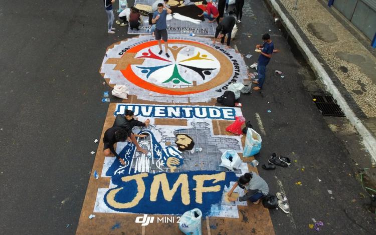 Entre serragem, fé e tecnologia: tradição dos tapetes de Corpus Christi atravessa gerações e se renova em Feira de Santana