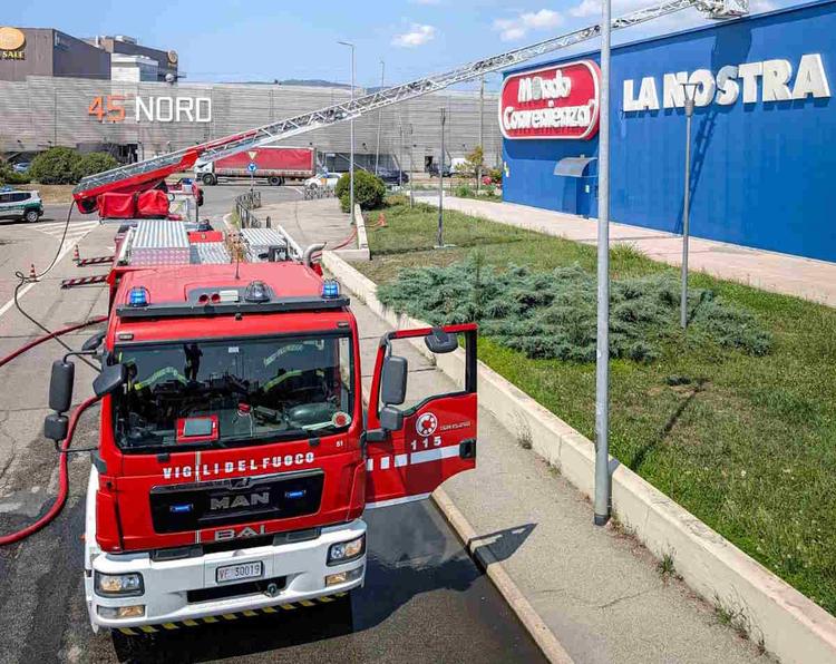 MONCALIERI – In fiamme alcuni moduli fotovoltaici di una struttura commerciale