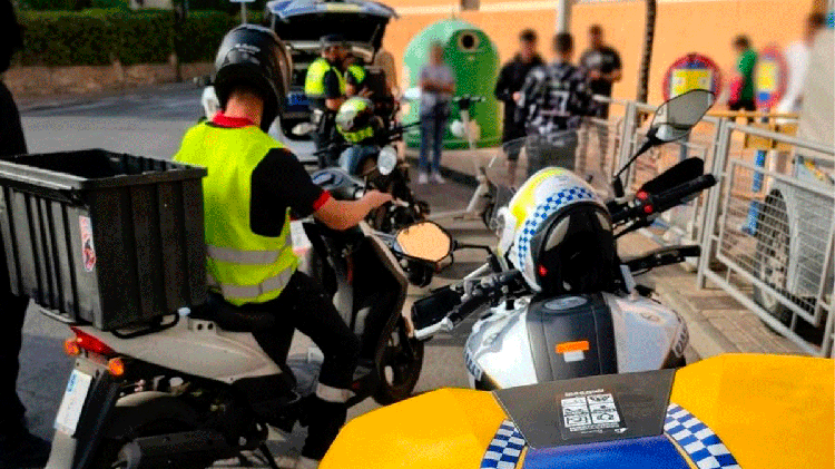 Elda sanciona a 15 conductores en controles de motos y patinetes