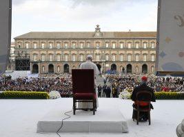 Papa a Napoli: “dare voce dal basso a una cultura della pace”