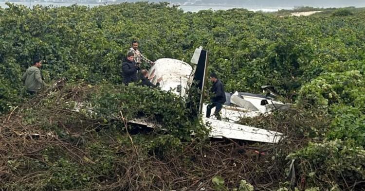 Avião de pequeno porte cai em Navegantes; duas vítimas foram resgatadas em estado grave