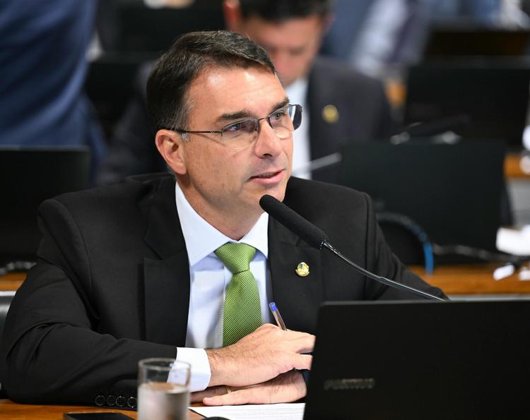PT produz ofensiva em vídeos para tentar vincular Flávio Bolsonaro ao caso Master