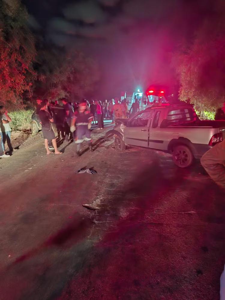 Colisão frontal entre carro e picape na MGC-135 deixa dois motoristas feridos em Montes Claros