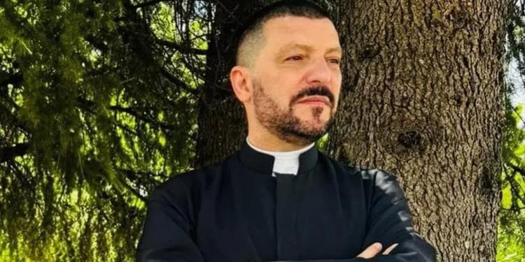 L’accusa di violenza sessuale a don Vito Martinelli, il gip di Trani: «Condotte seriali e non occasionali»